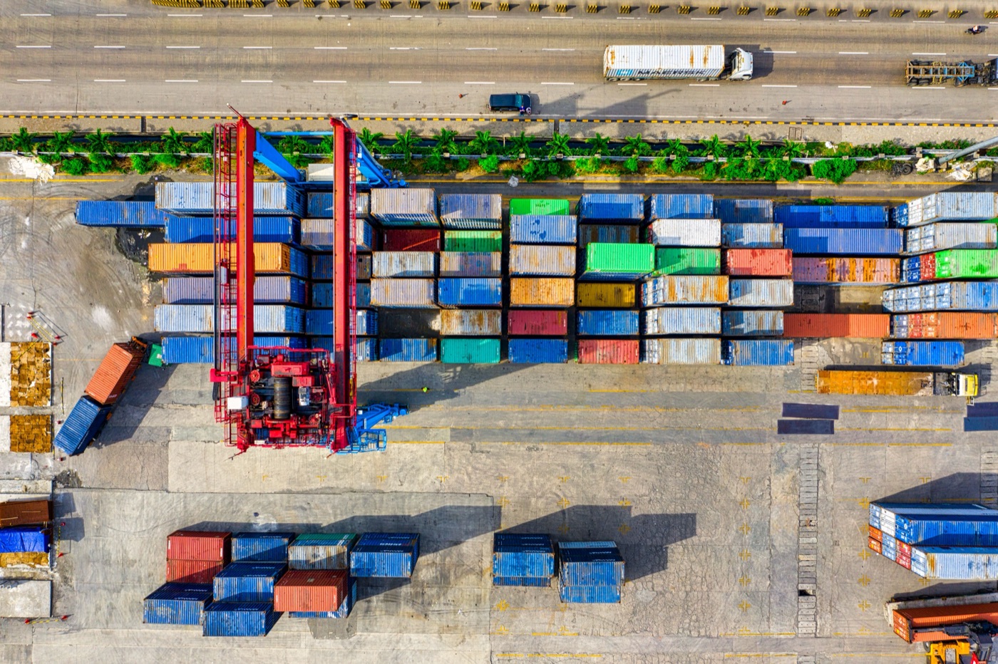 Containerhamn med gods redo för transport