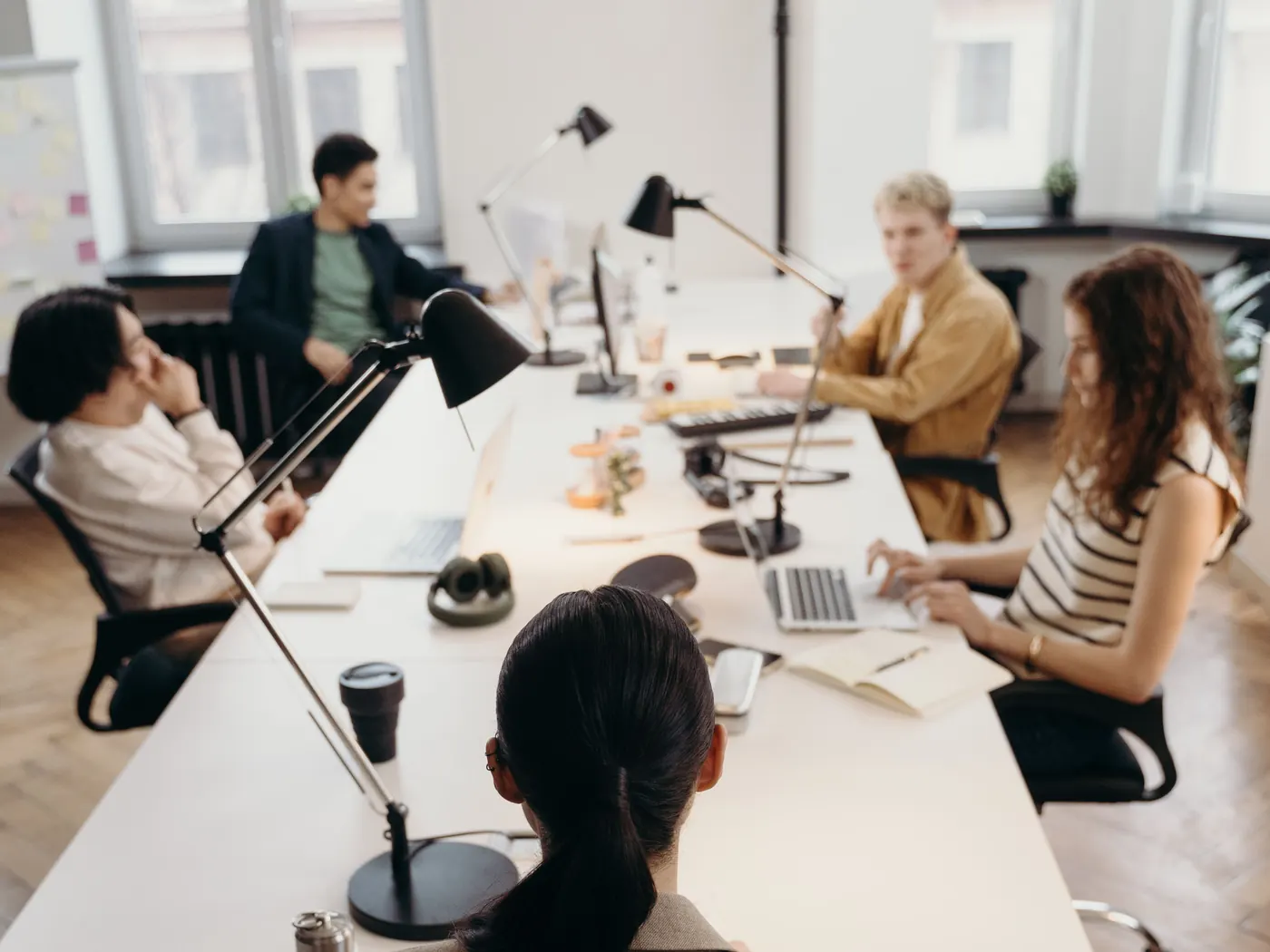 Team som tillsammans arbetar med ett digitalt förbättringsprojekt
